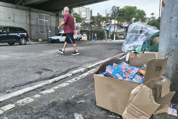 Quantidade de santinhos “desespera” varredor de rua e marca 1º turno em SP - destaque galeria