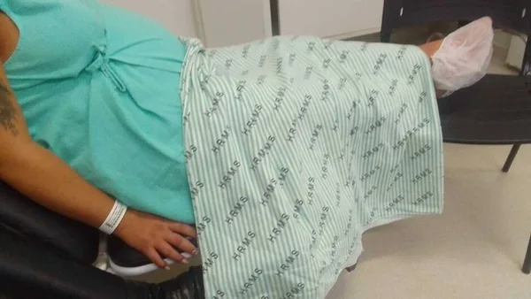 imagem colorida gestante dorme em cadeira hospital regional de campo grande