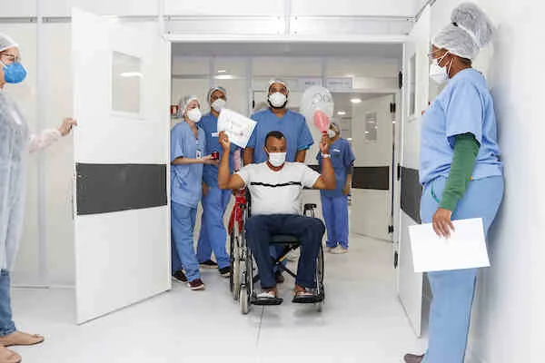 "Deus, através de vocês, me devolveu a vida novamente", disse Daniel à equipe do hospital "Deus, através de vocês, me devolveu a vida novamente", disse Daniel à equipe do hospital