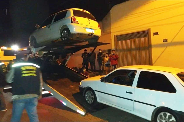 fiscais encerram festas clandestinas e apreendem carros de som em aparecida de goiãnia, goiás