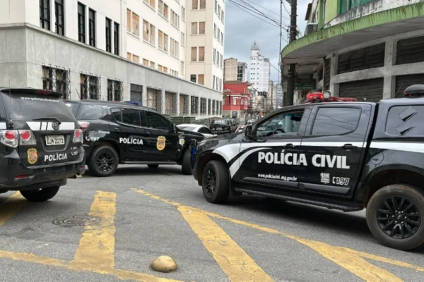Imagem colorida de viaturas policiais. Metrópoles