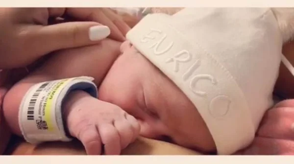 Filho de Karina Bacchi ganha mais de 69 mil “fãs” no 1º dia de vida