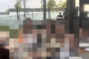 Vinícius sendo atendido por um garçom do restaurante Vinícius sendo atendido por um garçom do restaurante