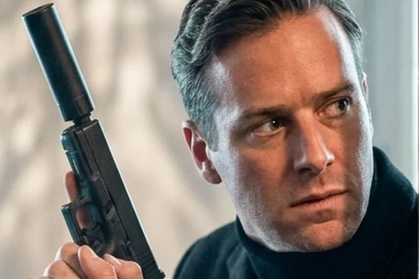 Armie Hammer chorou com 1º convite de trabalho após acusação de estupro - destaque galeria