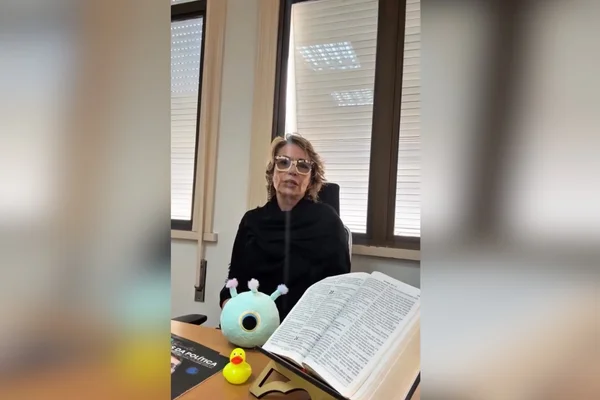 Imagem colorida, mostra Rogéria Bolsonaro, ex-mulher de Jair Bolsonaro emocionada após roubo - Metrópoles