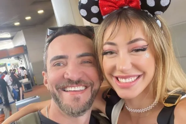 Imagem colorida mostra Nicole Louise ao lado do pai, Islou - Metrópoles