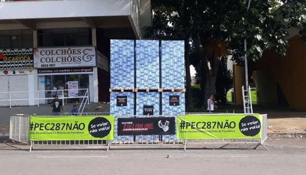 Pacotão: ato contra reforma da Previdência tem pilha de dinheiro falso