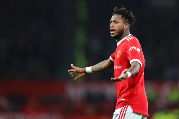 Fred, volante do Manchester United. Com camisa vemelha, atleta gesticula em campo durante partida do Campeonato Inglês