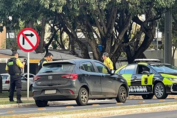 carro e agentes do Detran - Metrópoles