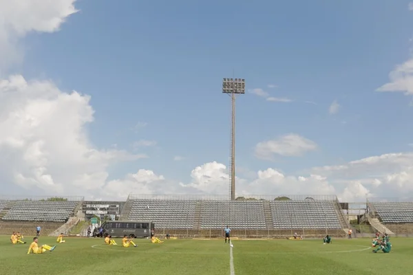 Jogadores de Brasiliense e Gama sentam no gramado para protestar