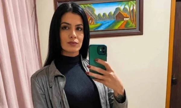 Mulher trans fazendo selfie