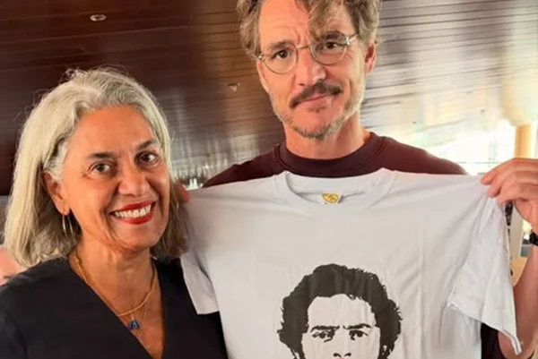 Pedro Pascal aparece com camiseta em referência a Lula (PT)