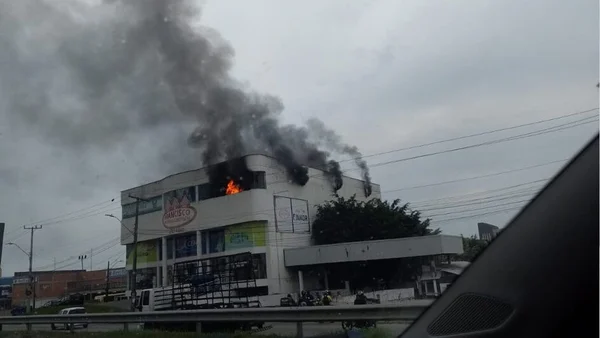 Fotografia colorida de clube de tiro atingido por incêndio em Santa Catarina