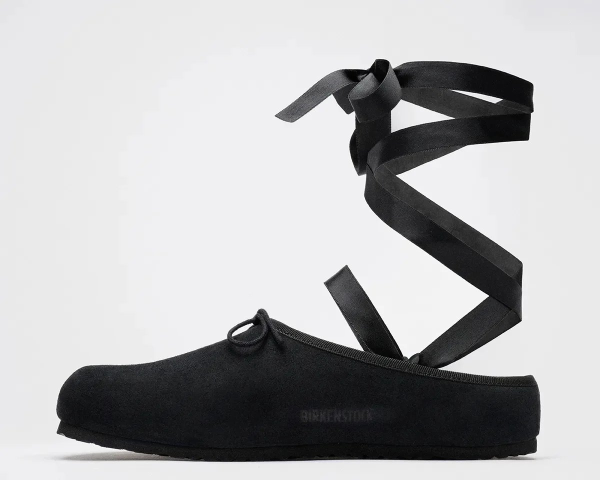 No lançamento, algumas peças incluem com fitas para simular uma sapatilha de balé No lançamento, algumas peças incluem com fitas para simular uma sapatilha de balé