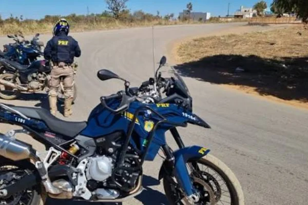 Homem tenta furtar moto da PRF para “farmar aura” e acaba preso