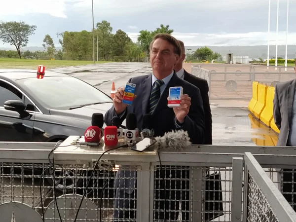 Bolsonaro segura caixa de Reuquinol