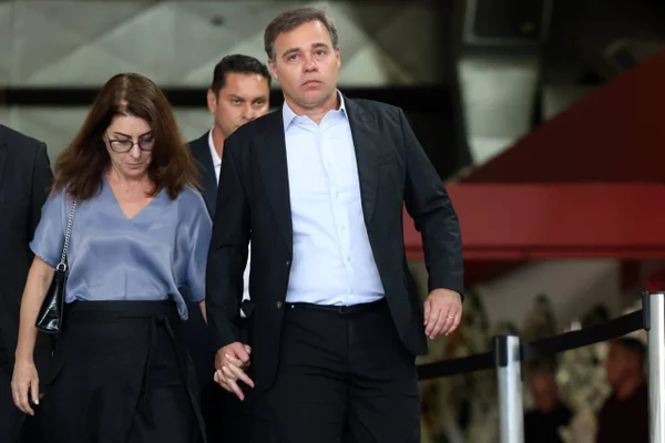 Ministro do STF André Mendonça deixa Salão Nobre do estádio do Morumbi. Ele veste terno preto e camisa branca