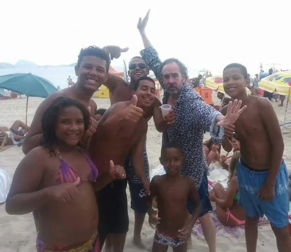 Tim Burton tira foto com fãs em praia do Rio de Janeiro e vira sensação na internet