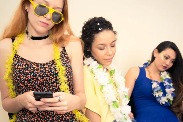 Mulheres pós carnaval tristes e cansadas