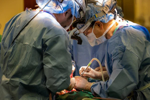 Imagem colorida mostra médicos realizando cirurgia de homem que ficou dois dias sem pulmões - Metrópoles