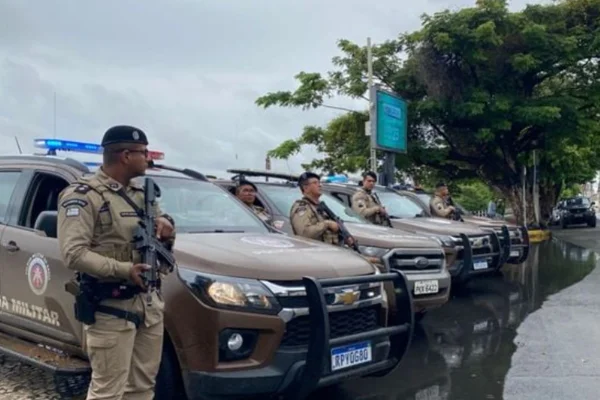 Imagem colorida de policiais militares (PMs) de Salvador
