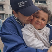 Jessie J dá um cheiro no filho, Sky Jessie J dá um cheiro no filho, Sky