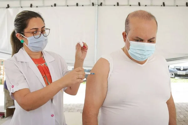 Ibaneis recebe a dose de reforço da vacina contra Covid-19