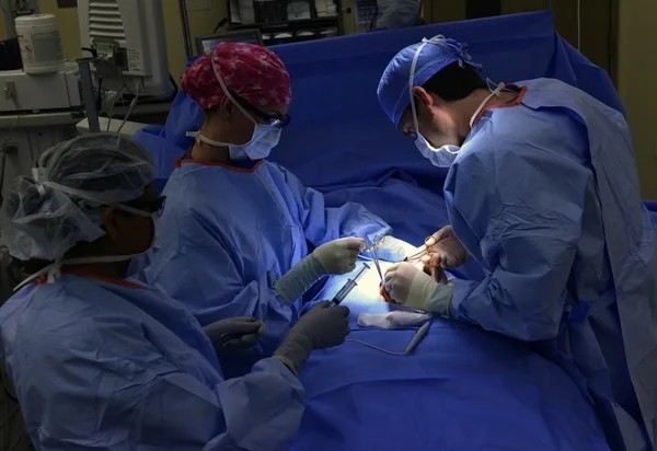 Mulher solta pum durante cirurgia e causa explosão em hospital