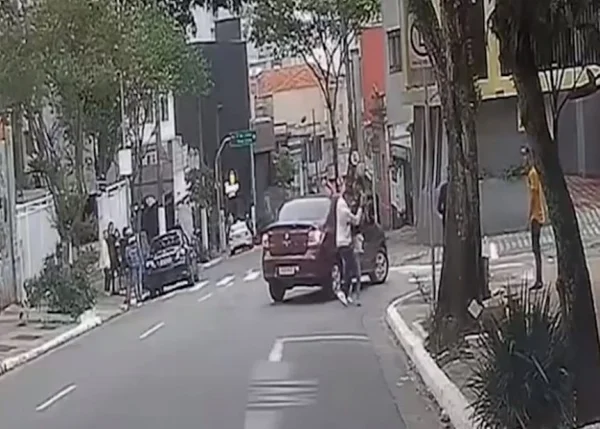 foto colorida de assaltantes roubando três celulares em uma hora na Rua Frei Caneca - Metrópoles