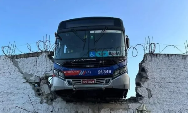 Em SP, ônibus perde controle, bate em muro e fica pendurado