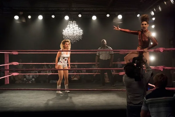 Segunda temporada de Glow encara temas problemáticos da série