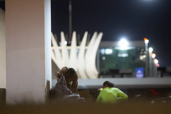 Moradores de rua se protegem da baixa temperatura, após defesa Civil emitir alerta para onda de frio no Distrito Federal Metrópoles