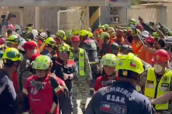 Equipes resgatam homem que ficou 8 dias preso em escombro