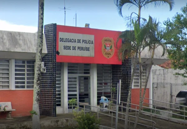 Imagem colorida de entrada da Delegacia de Polícia Sede de Peruíbe