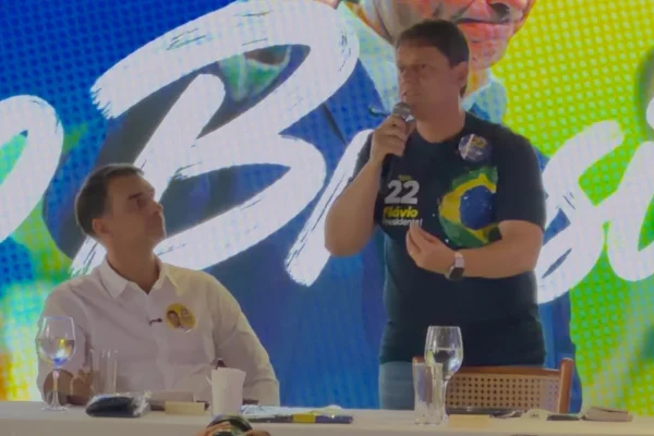 Flávio Bolsonaro (PL) e Tarcísio de Freitas (Republicanos-SP)