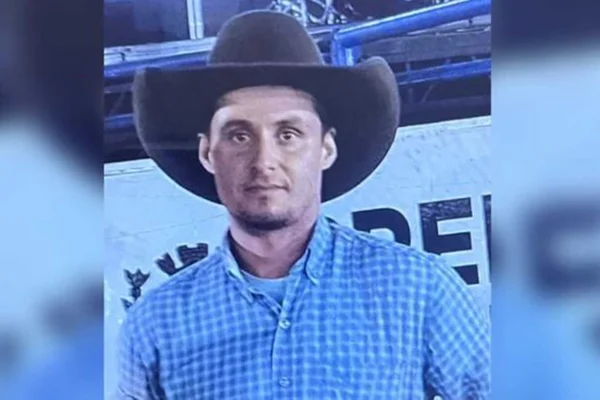 Peão de rodeio Leonardo Moreira de Paula morreu eletrocutado ao usar celular ligado na tomada