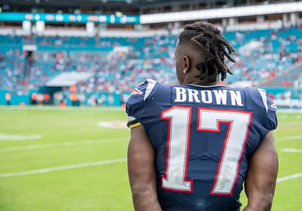 Via Twitter, Antonio Brown diz que não jogará mais na NFL