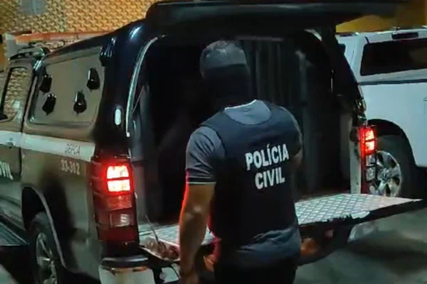 Foto colorida de operação que resgatou menina de 13 anos explorada sexualmente pela mãe em Manaus - Metrópoles