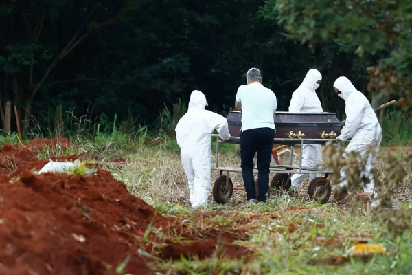 Cemitério em Goiânia recebendo sepultamento de vítima da Covid-19