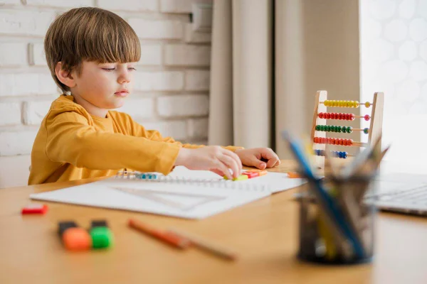 Menino na infância sendo estimulado a pensar através de atividades lúdicas e educativas