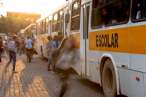 Alunos descendo e embarcando em ônibus escolares num final de tarde próximo a escola - Metrópoles