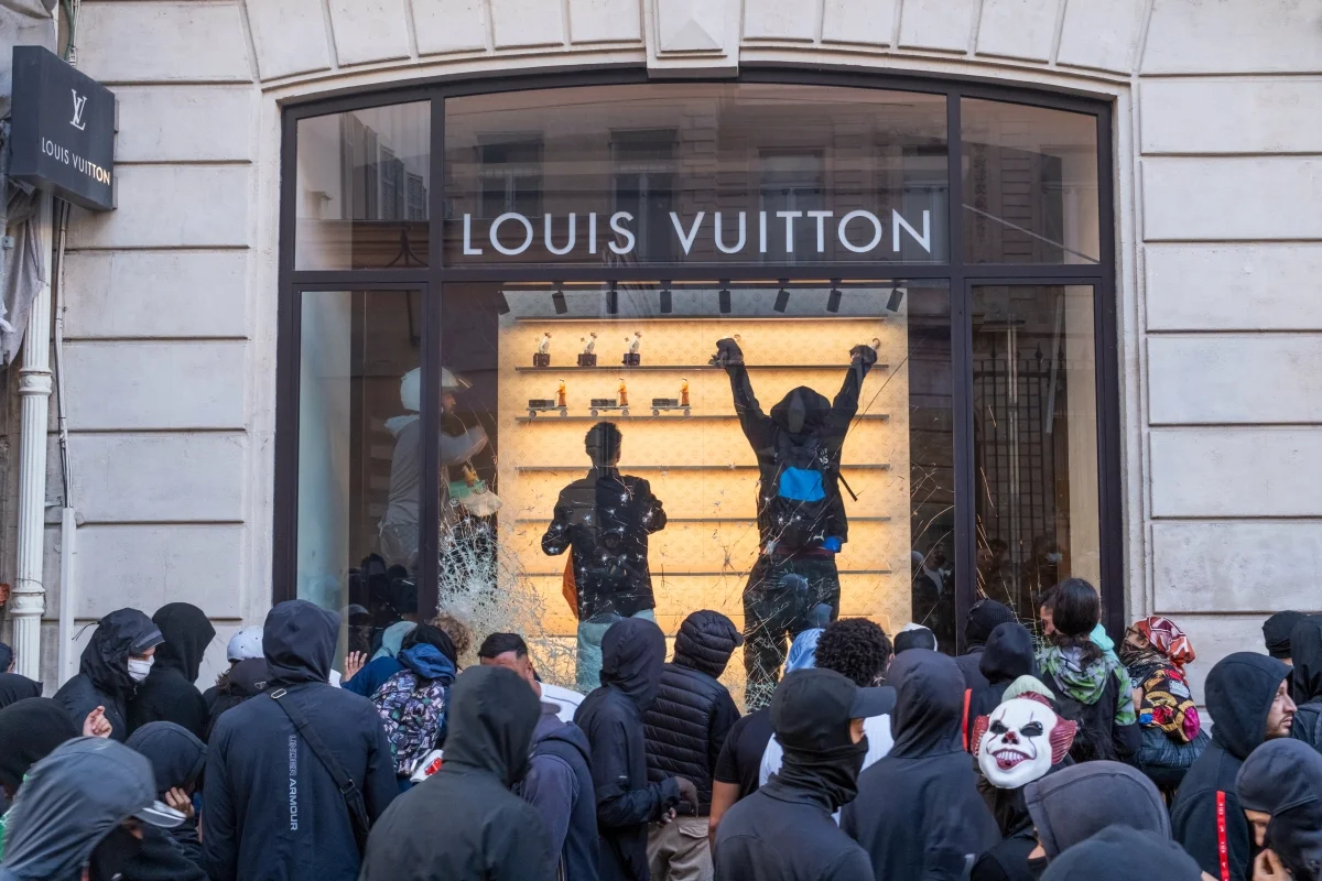 Louis Vuitton, Dior e Hermès: luxo vira alvo de protestos na França