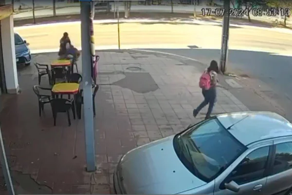 Foto colorida homem dá facada em homem sentado em lanchonete