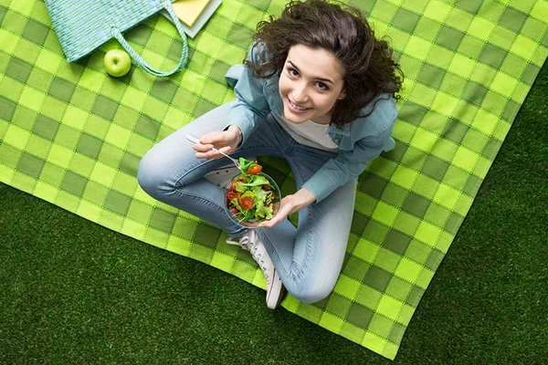 Mulher comendo salada