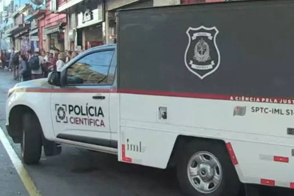 Imagem colorida de carro do IML deixando o local do crime que acabou com a morte de um homem - Metrópoles