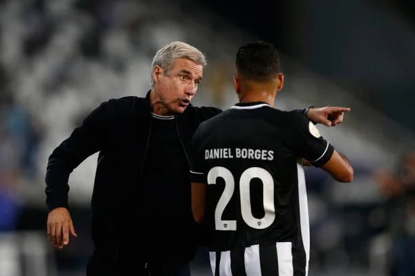 Áudio: torcedor do Botafogo “solta os cachorros” para cima de CR7