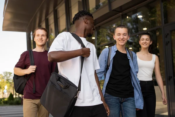 Imagem colorida de adolescentes em escola