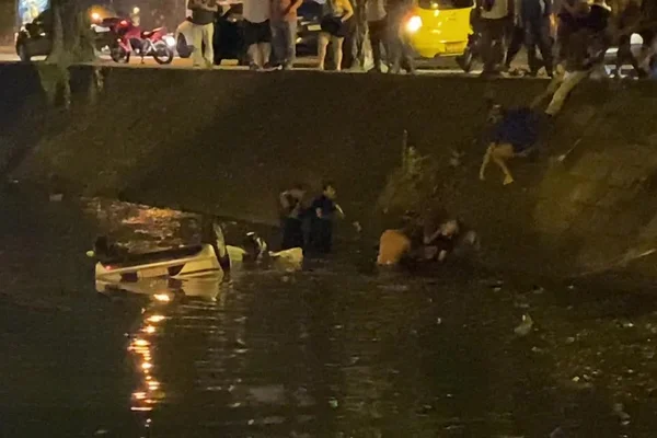 Em alta velocidade, carro com quatro pessoas cai em canal