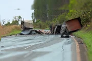 Caminhões ficaram destruídos após incêndio
