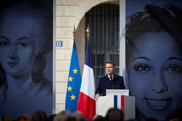O presidente francês Emmanuel Macron fala durante a cerimônia pública para selar na lei constitucional da França o direito da mulher ao aborto no Dia Internacional da Mulher
